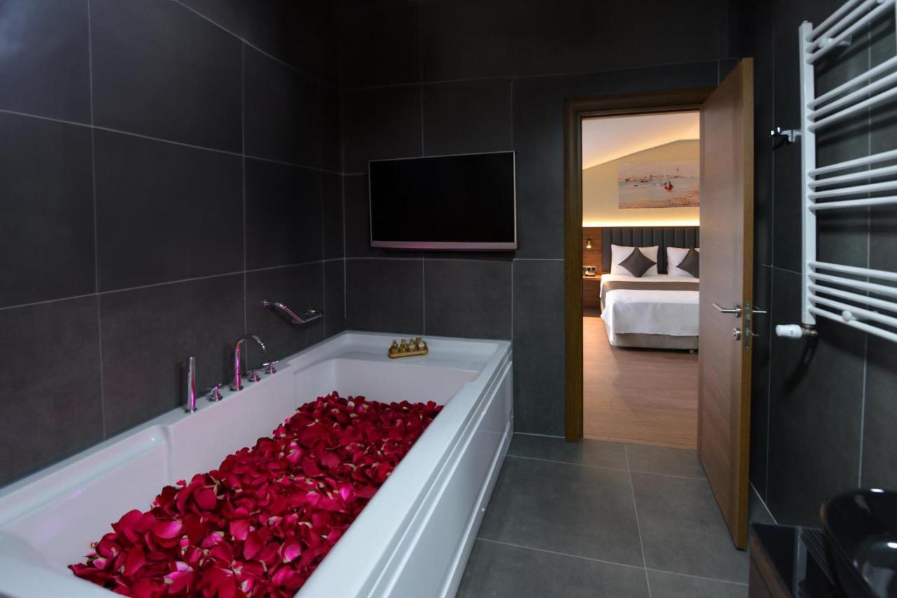 Istport Garden Hotels Arnavutkoy Eksteriør billede A bathroom with a television